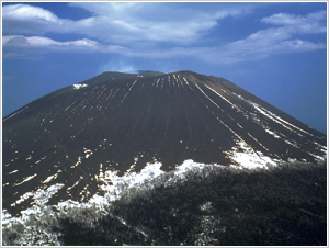 今も噴煙を上げる浅間山 写真