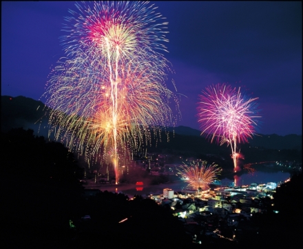 信州新町ろうかく湖とうろう流しと花火大会