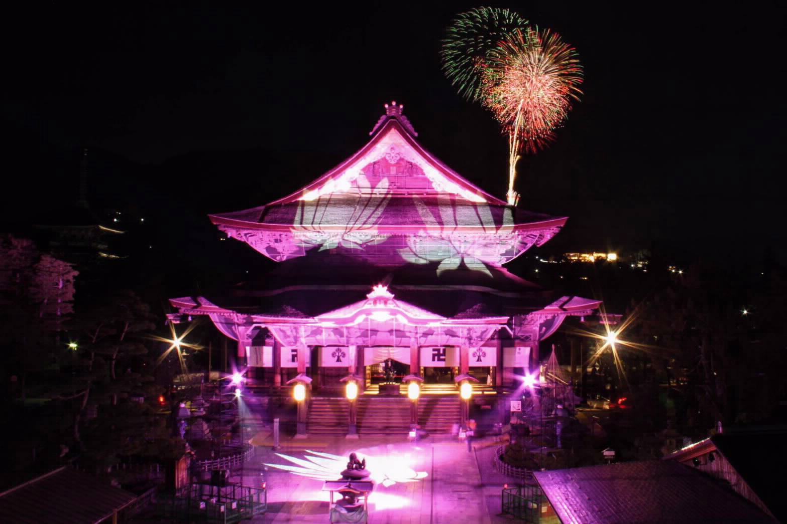 善光寺本堂と花火